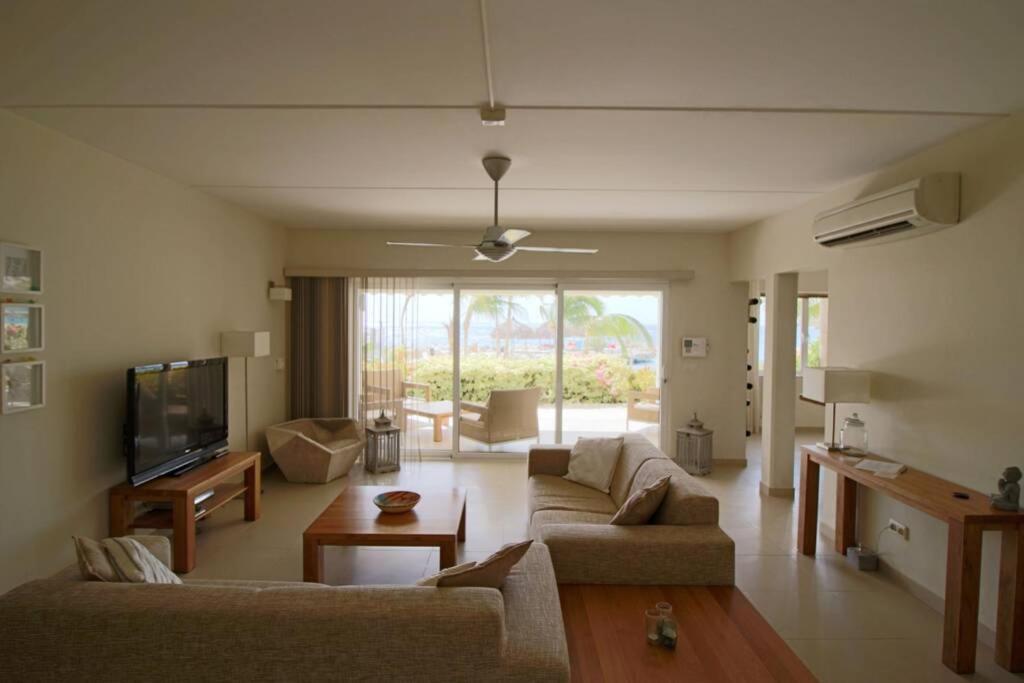 Blue Emerald On Blue Bay Beach Exterior photo